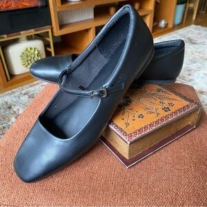 Classic Mary Jane Black Flats with Rounded Toe and Smooth Leather
